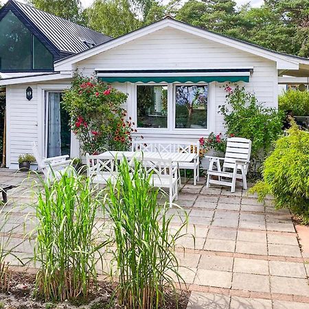 1 Bedroom Amazing Home In Hoellviken Экстерьер фото
